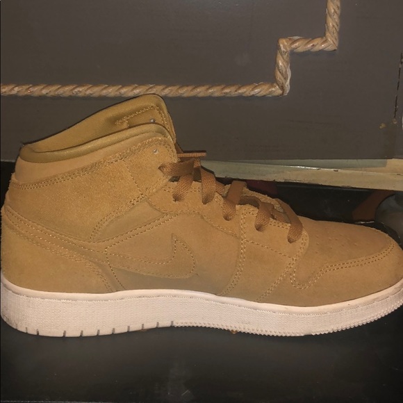 Air Jordan 1 MID BG/ Golden Harvest - Picture 1 of 4